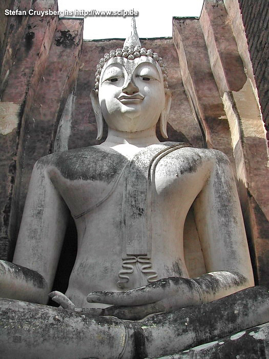 Sukhothai - Wat Si Chum Met de fiets verkennen we de tempels van Sukhothai die allen stammen uit de periode van 1230-1440. Buiten het oude stadsgedeelte staat Wat Si Chum met een van de grootste zittende Boeddha beelden van Thailand. Stefan Cruysberghs